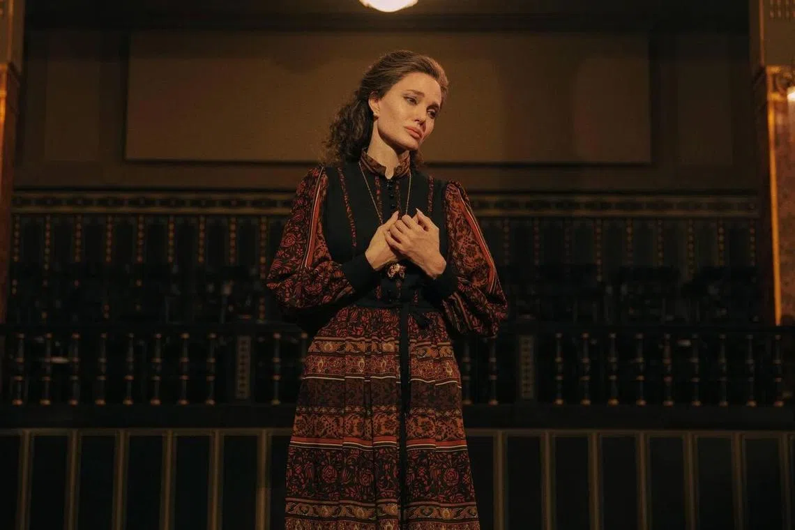 玛丽亚成名后恣意妄为，但仍被包容，毕竟神赐天籁之声只应天上有。（Netflix／Pablo Larrain摄）