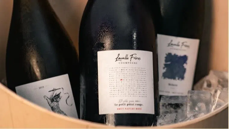 拉库尔兄弟（Laculle Frères）香槟农酒庄的小红点桃红香槟，显示与新加坡的联系。（主办方提供）