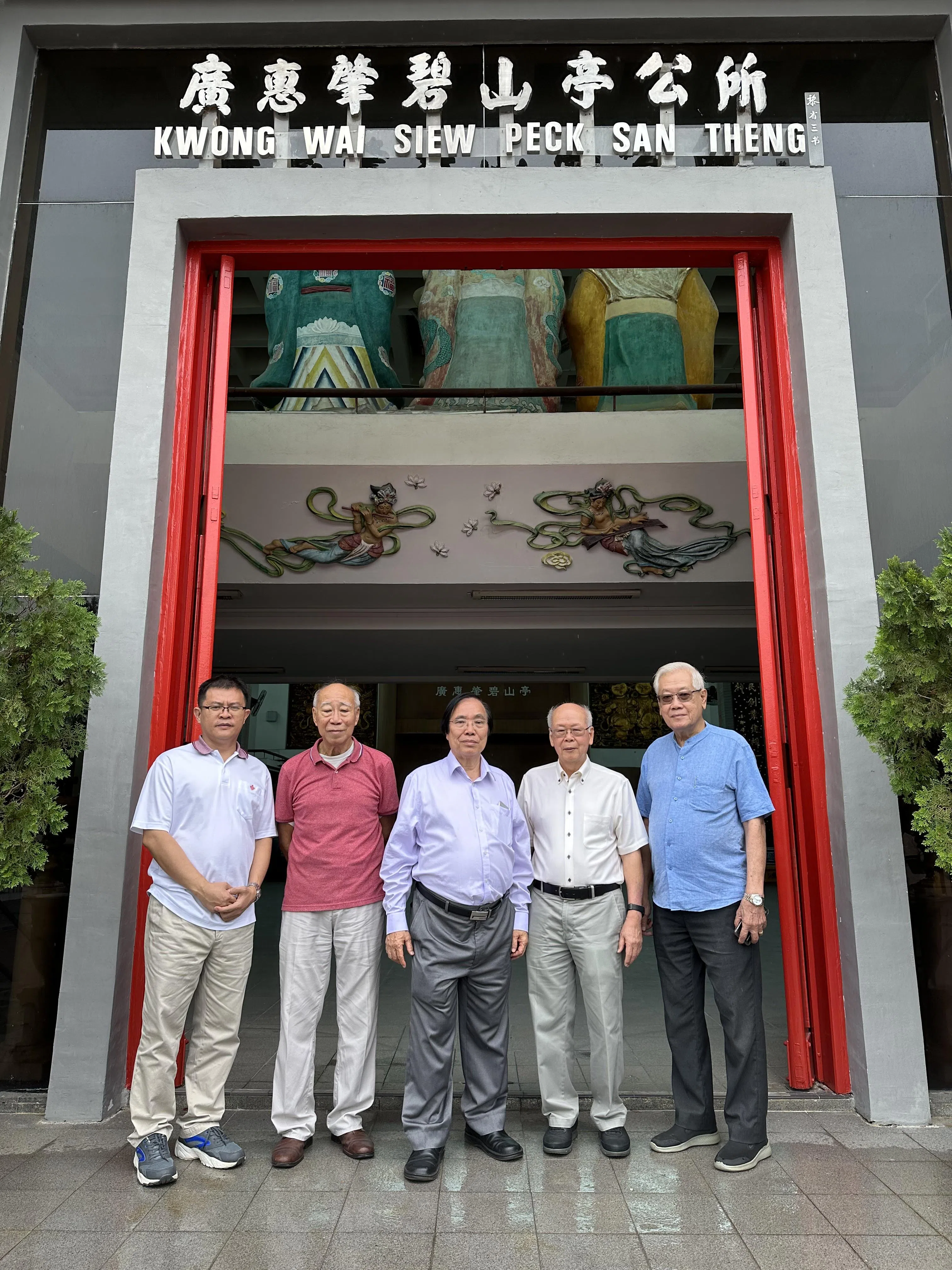 碧山亭万缘胜会组织工作动用整40人，碧山亭文物馆副主任庾潍诚（左起）、文物馆主任关汝经、理事长何广明、亭务顾问周奕年和财政廖康枝是工委代表。（孙靖斐摄）