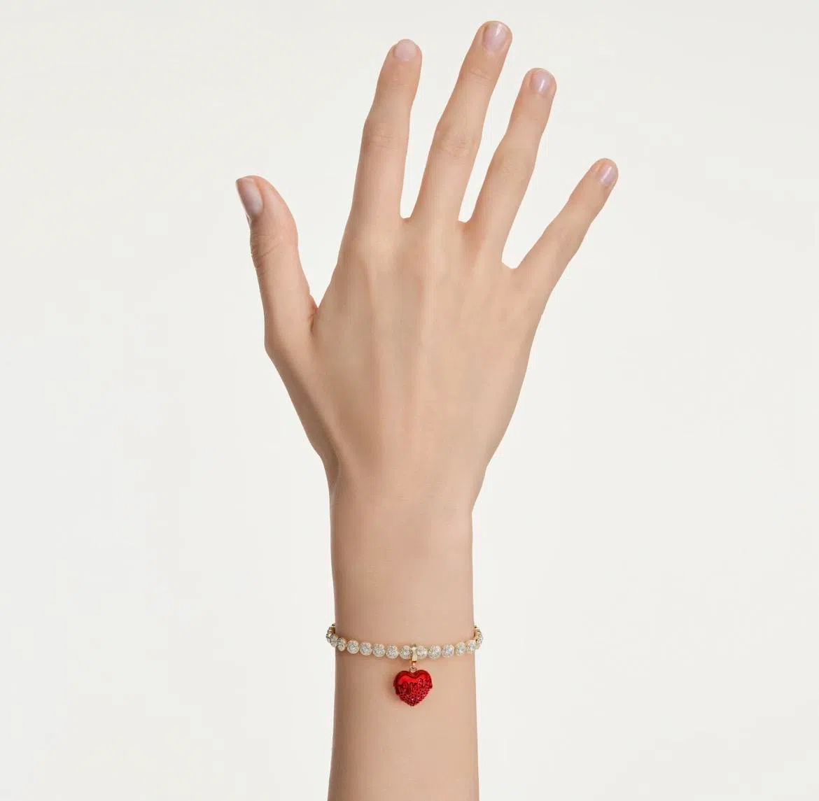 施华洛世奇心形挂饰能扣在手链上。（施华洛世奇图片）