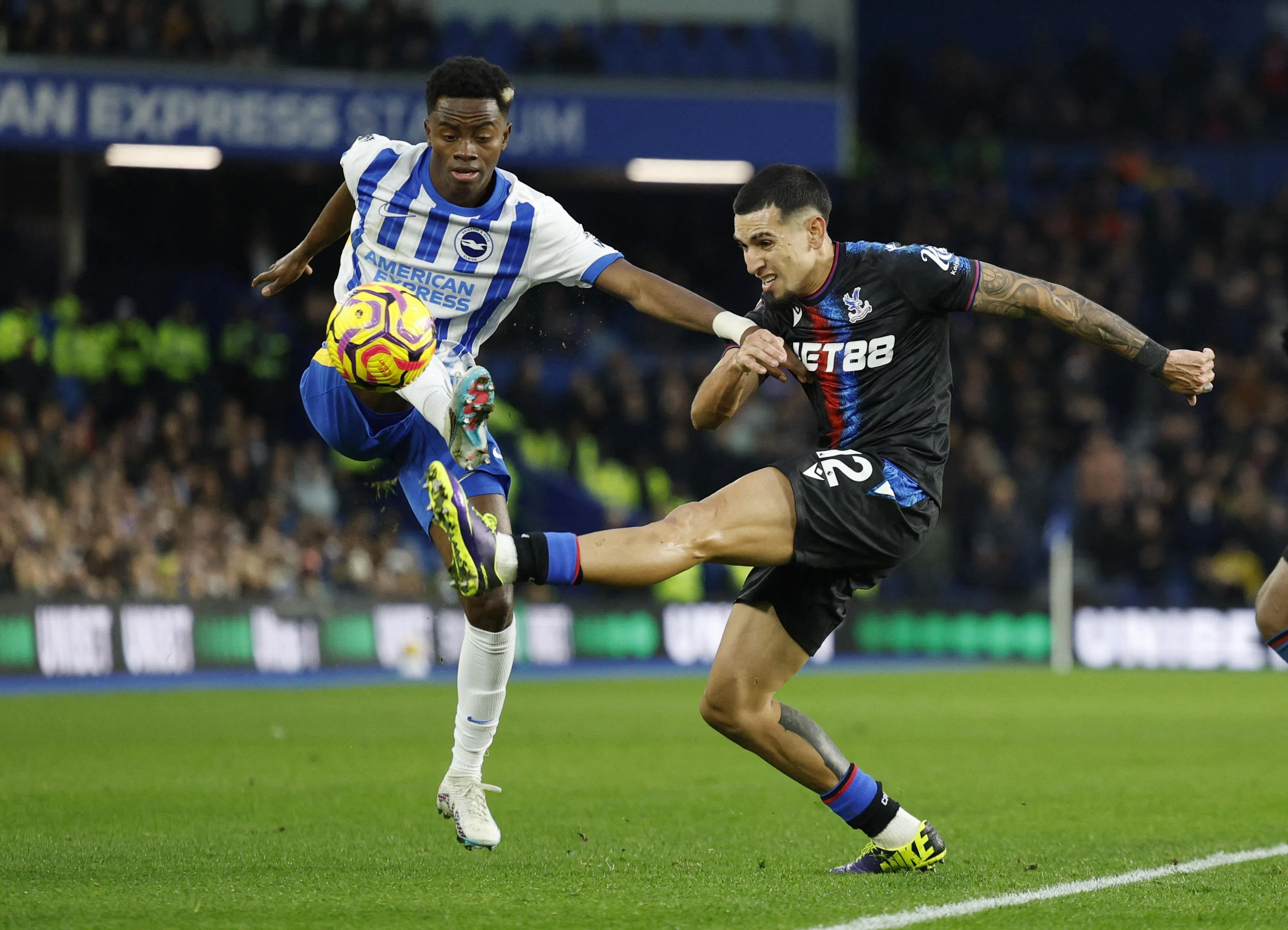 水晶宫后卫穆尼奥斯（右）是2024年英超成功抢断次数最多的球员。（路透社）