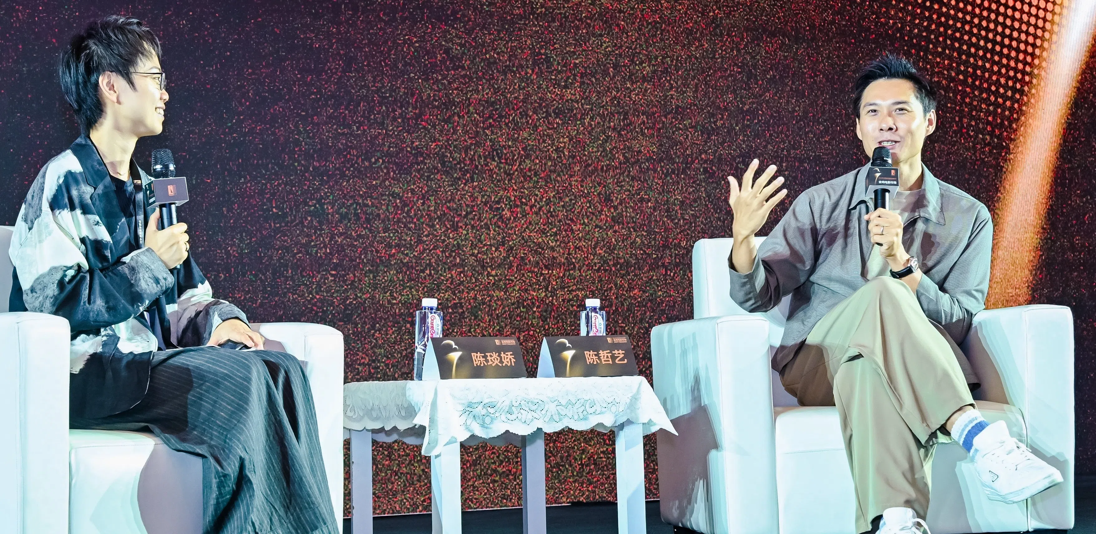 新加坡导演陈哲艺（右）在电影学堂上针对华语视角与跨国制作进行分享。（取自陈哲艺微博）