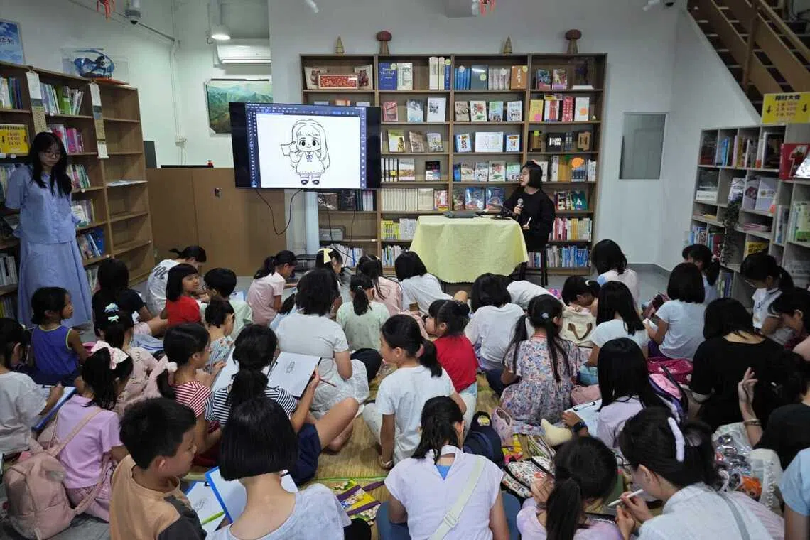 刘怡廷曾在本地友谊书斋举行工作坊，到场小读者济济一堂。（受访者提供）