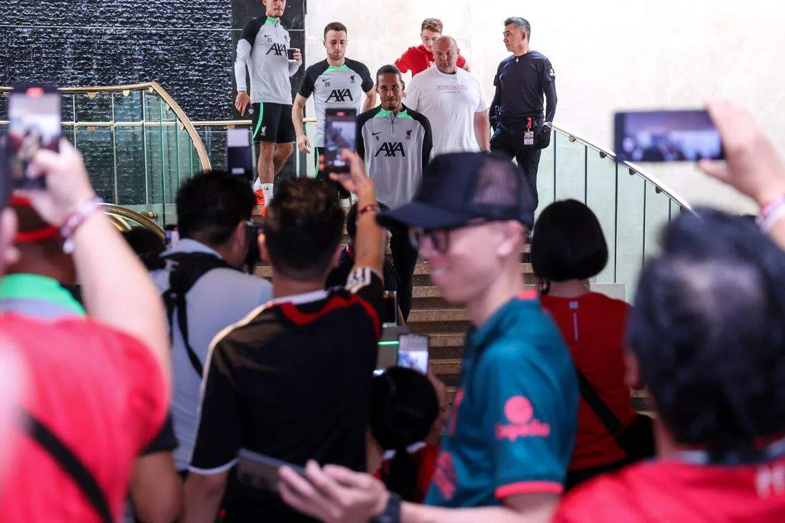 范戴克、若塔和齐米卡斯一现身，现场球迷尖叫的同时也不忘拿起手机记录这一刻。（关俊威摄）