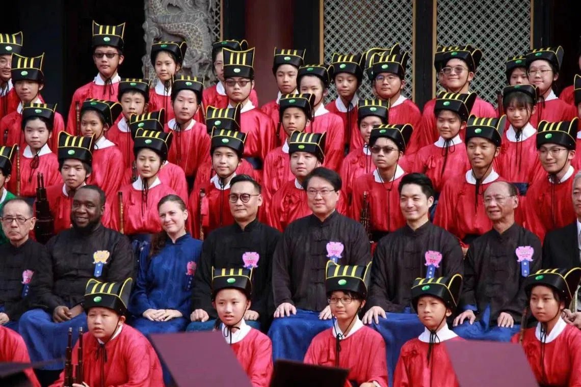 孔垂长（第二排左四）出席于台北孔庙举行的纪念大成至圣先师孔子诞辰2573周年释奠典礼。（受访者提供）