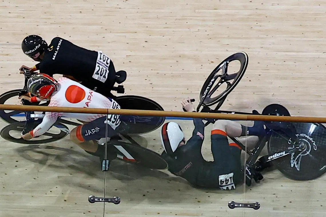 沙费道斯（左方黑衣）、中野慎词（左方白衣）和卡林（右）因为碰撞事故翻车。（路透社）