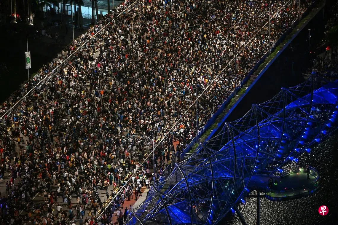 阔别两年跨年烟花秀吸引50万人挤爆滨海湾| 联合早报