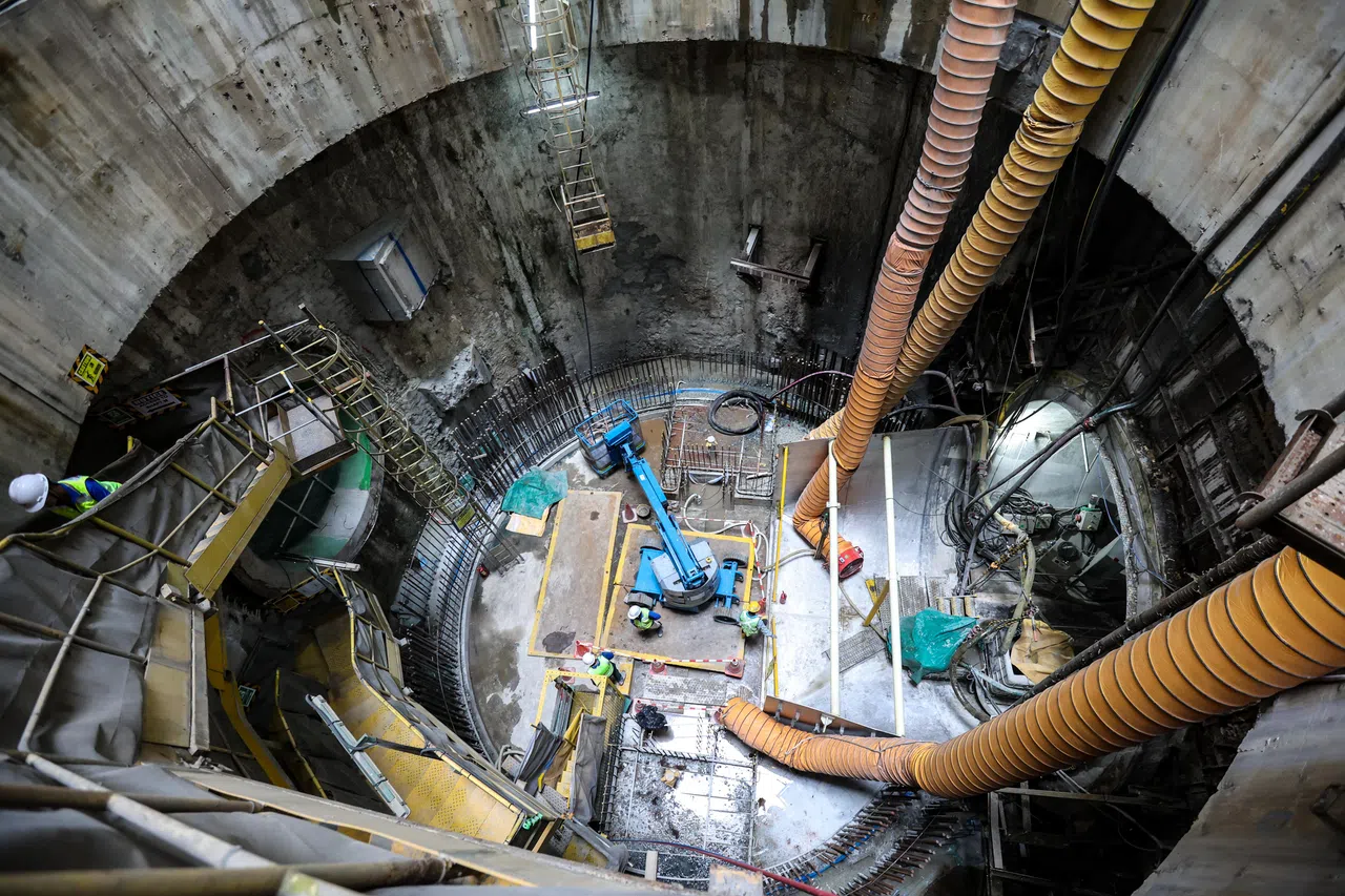 女皇大道惹兰韩日默地深55米，深隧道阴沟系统工程如火如荼进行中。（关俊威摄）