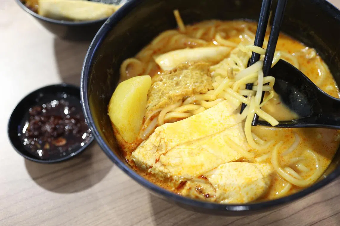 本地食客熟悉的福海（芳林）咖喱鸡面，开到芬维尔小贩中心。（何家俊摄）