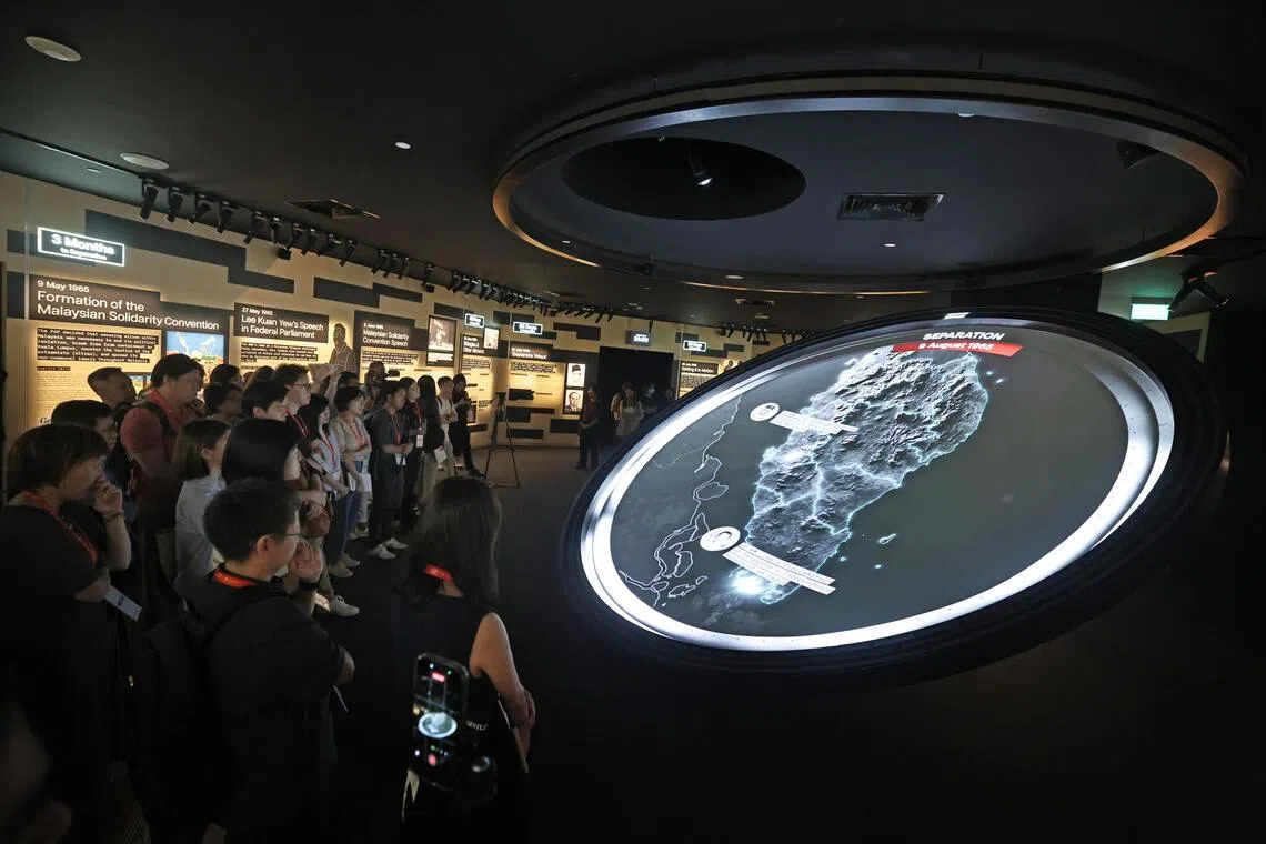 “历史脉络厅”（ATLAS）是展览一大亮点，展区四周的互动墙以倒计时方式，回顾分家前的重要节点；展区中央的“时空仪”（Spacetime Clock）能追踪关键人物的行动轨迹，具象地呈现新马分家的具体过程。（陈渊庄摄）