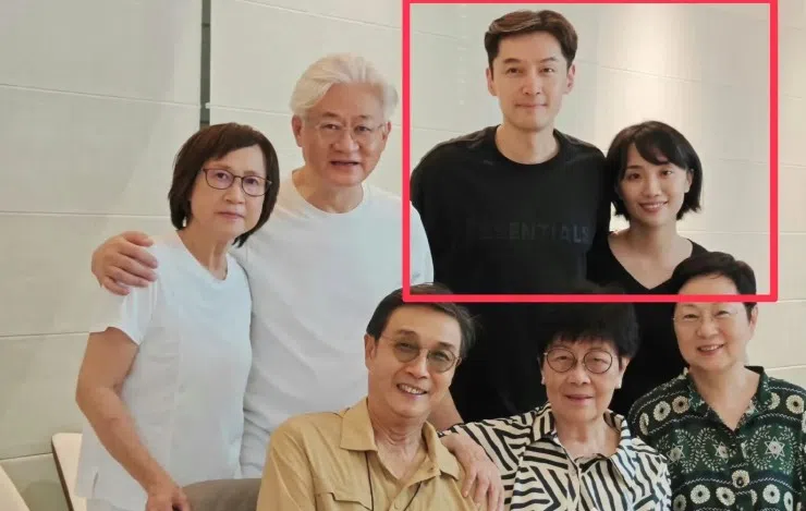 胡歌（红框左）跟妻子黄曦宁拍大合照时曾高清同框。（互联网）