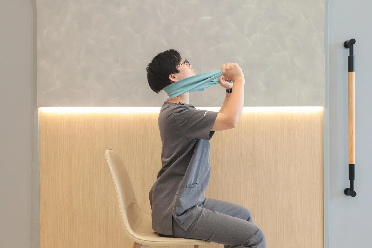 头颈部缓慢向上抬起，感觉拉伸感，再慢慢回到中间位置。（李冠卫摄）