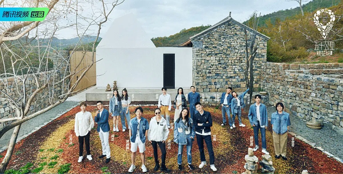 郭麒麟、赖冠霖、宋丹丹、舒淇、张翰、周杰参加的真人秀《五十公里桃花坞》引发艺人伙食费高低的议论。（节目照）