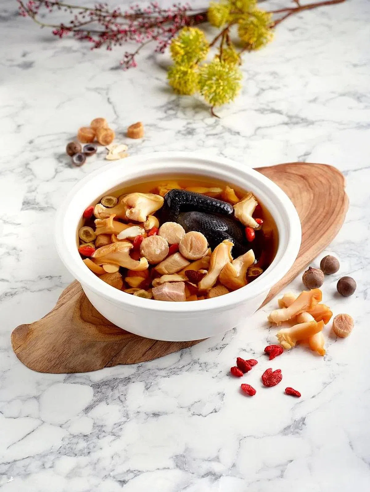 海椰皇螺头炖乌鸡汤浓郁清甜。（餐馆提供照片）