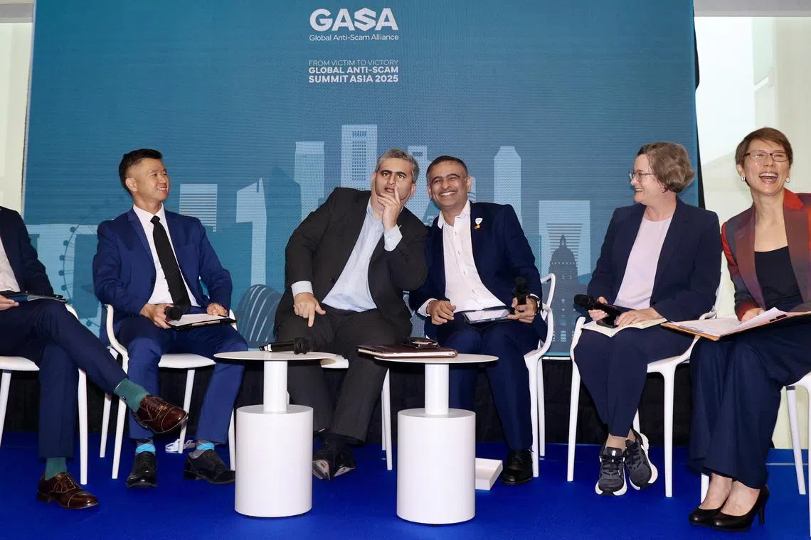 GSE项目共同创始人泰勒（右二）说，与其让每个机构独立、重复地搜寻情报，或双边共享，不如把各自掌握的信息汇聚起来，不仅能让自己免受伤害，还能扩大集体的认知。图为GASA董事总经理乔里·亚伯拉罕（Jorij Abraham，左三）拿着新加坡分会主席拉贾特（Rajat Maheswari，右三）的“仿真面具”，说明诈骗分子的手法让人难辨真假。（邬福梁摄）
