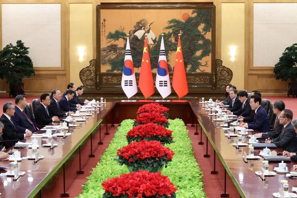 中国国家主席习近平（左四）星期一（1月5日）在北京人民大会堂与到访的韩国总统李在明（右五）举行会谈。（路透社）