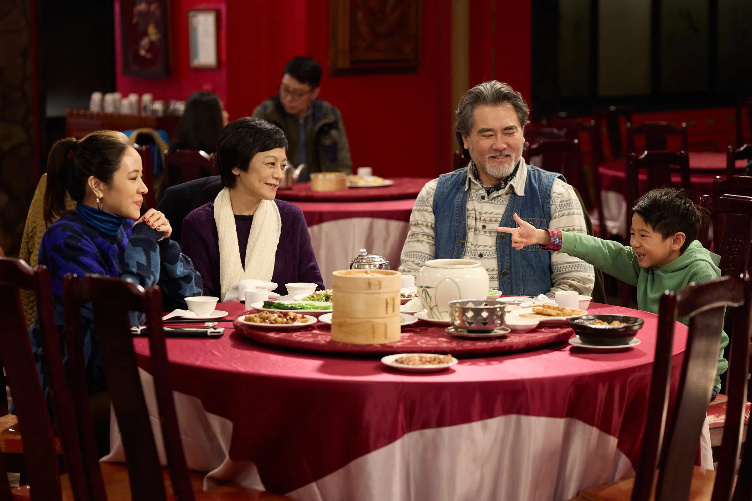 林嘉欣（左起）、张艾嘉和赵文瑄在片中关系微妙。（新加坡华语电影节提供）