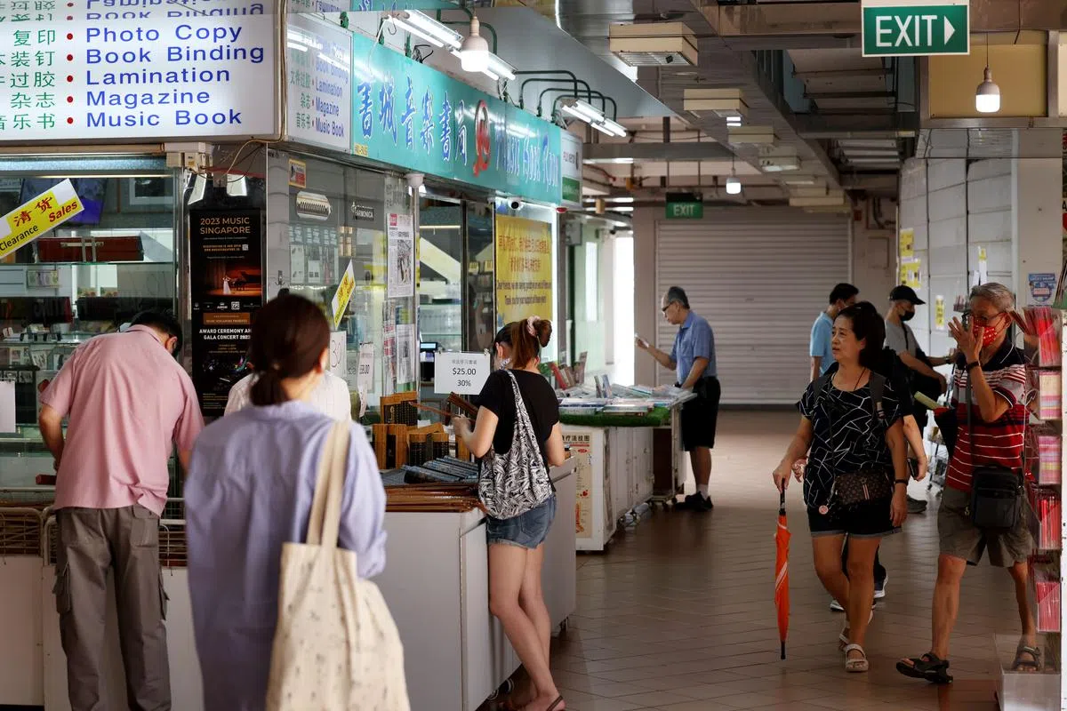 位于百胜楼底层，书局成为人来人往的必经之处。（龙国雄摄）