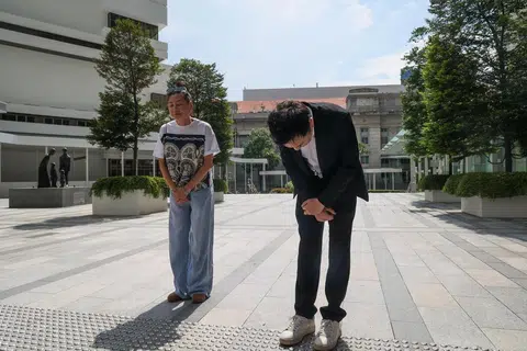 方威捷抵达国家法院准备服刑 庭外鞠躬向受害人道歉