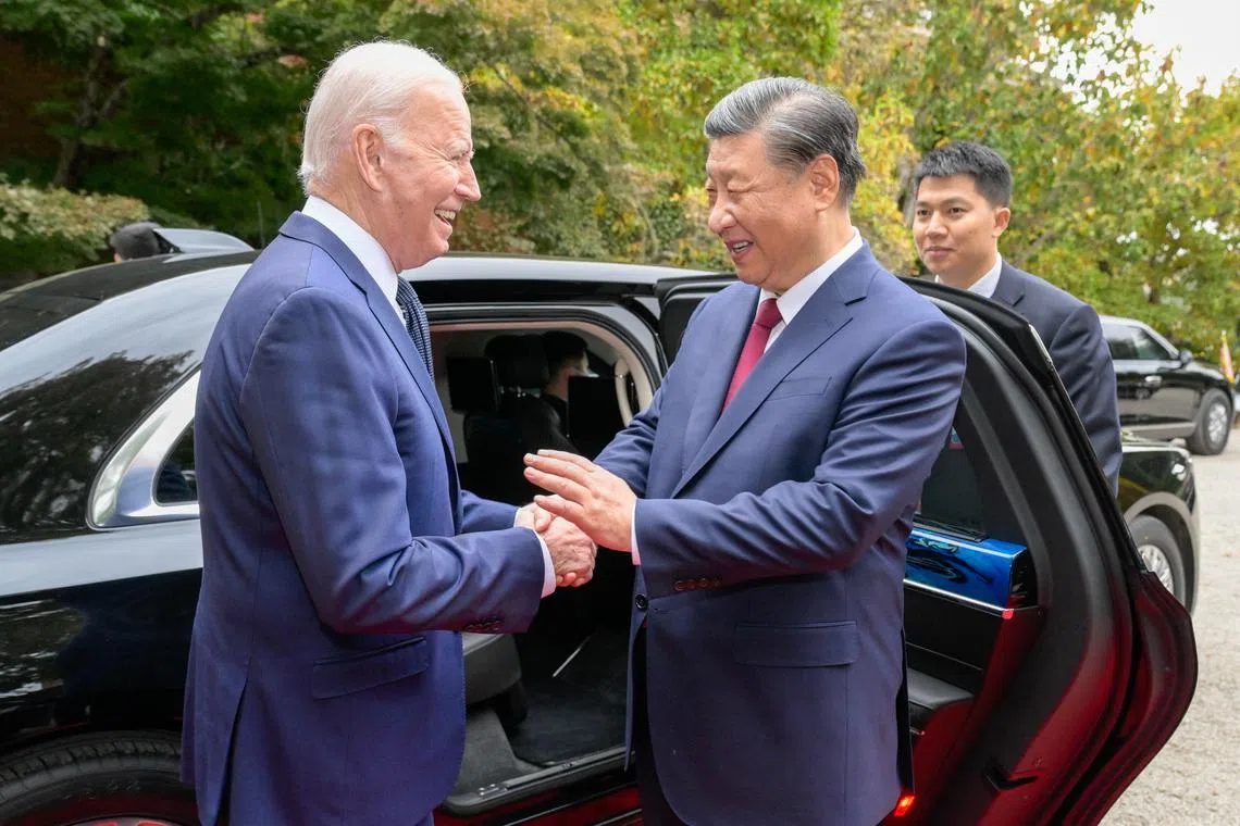 中美元首在旧金山费罗丽庄园的会晤结束后，拜登（左）将习近平（中）送至座驾前并与他道别。（新华社）