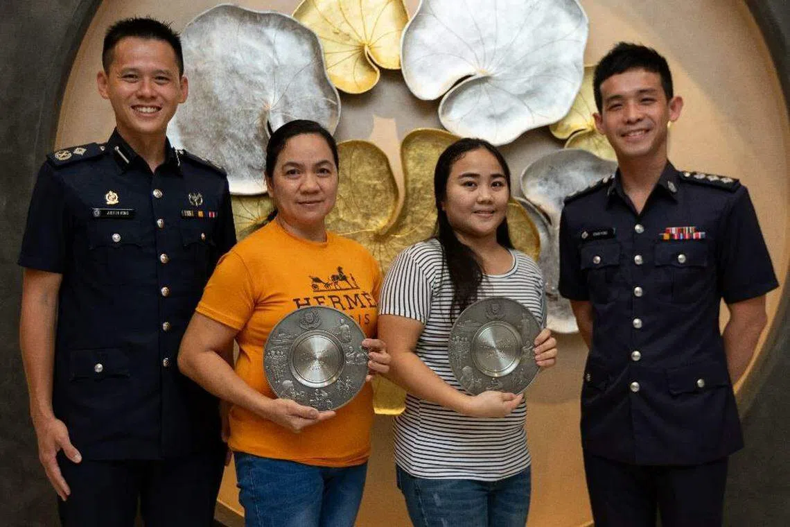 勿洛警署署长王兴顺助理警察总监（左一）和白沙邻里警局局长杨文玮警监（右一）为见义勇为的外籍女佣瑞莎琳（左二）和奇塔（左三）颁发公众精神奖。（警方提供）