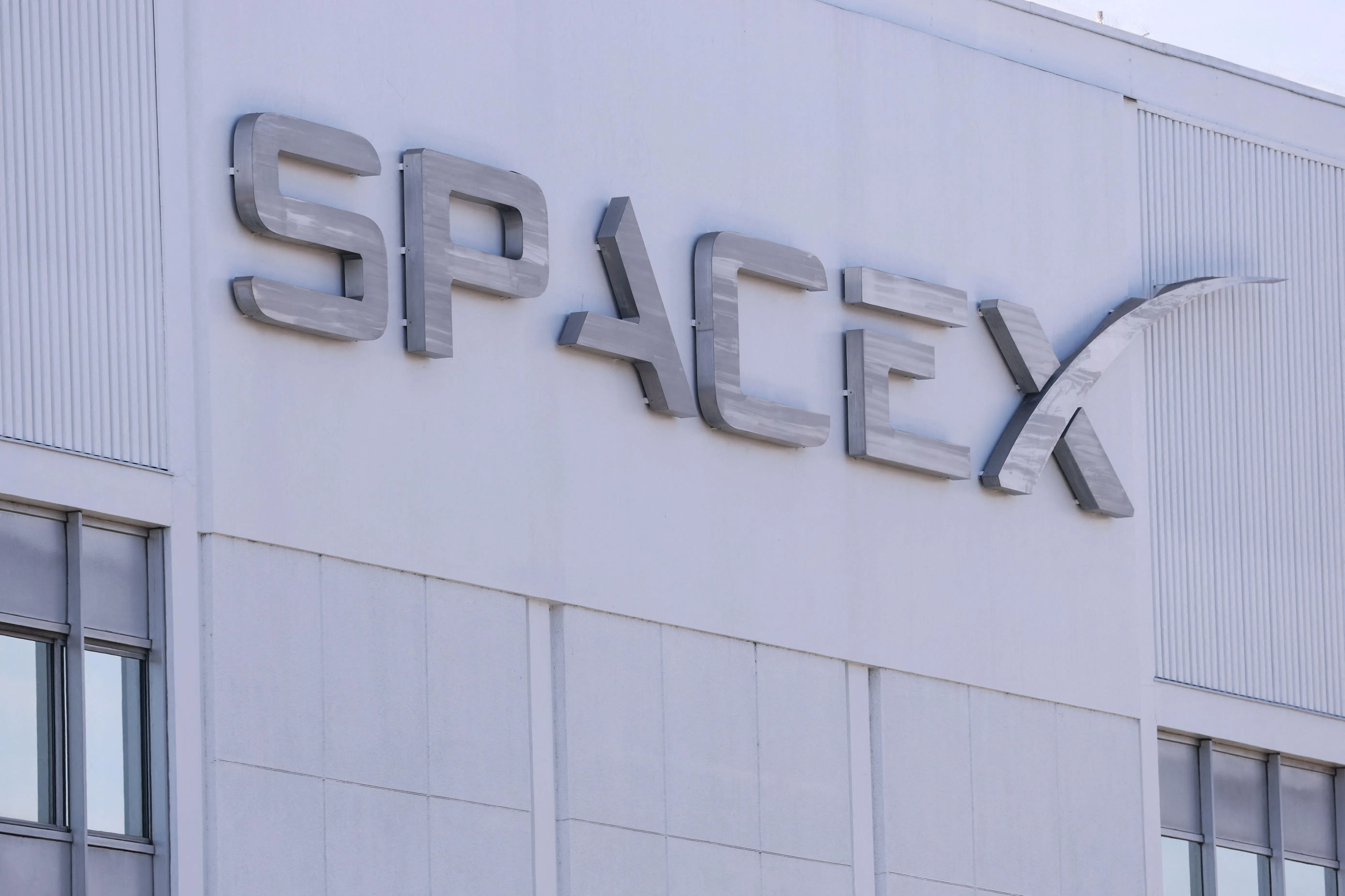 马斯克最快可在2027年6月出售他目前被“禁售”的SpaceX股份，不过市场普遍认为，就算被“解禁”，他也没有急于套现的必要。（法新社）