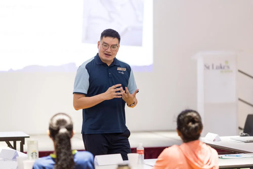 圣路加医院高级职能治疗师蔡照明提醒：和失智症患者维持良好沟通，关键在于了解对方的情绪。（圣路加医院提供）