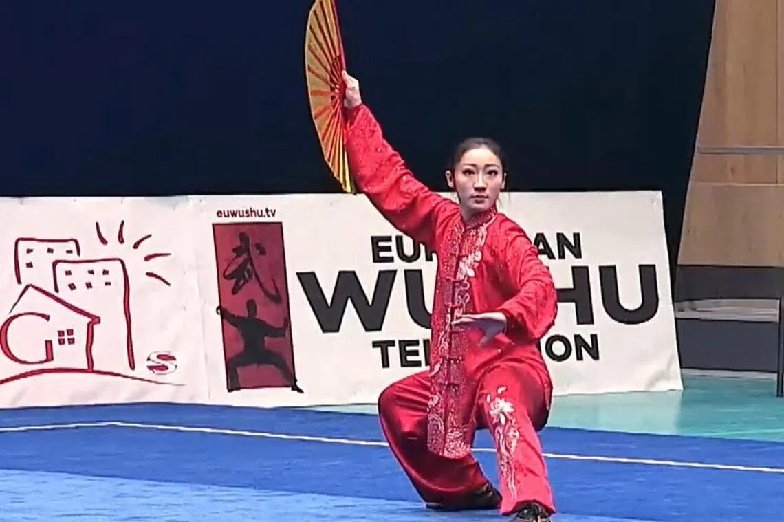 罗芝宁克服第一场比赛的不顺，在自选太极剑和太极扇夺下两金。（WUSHU TV截图）