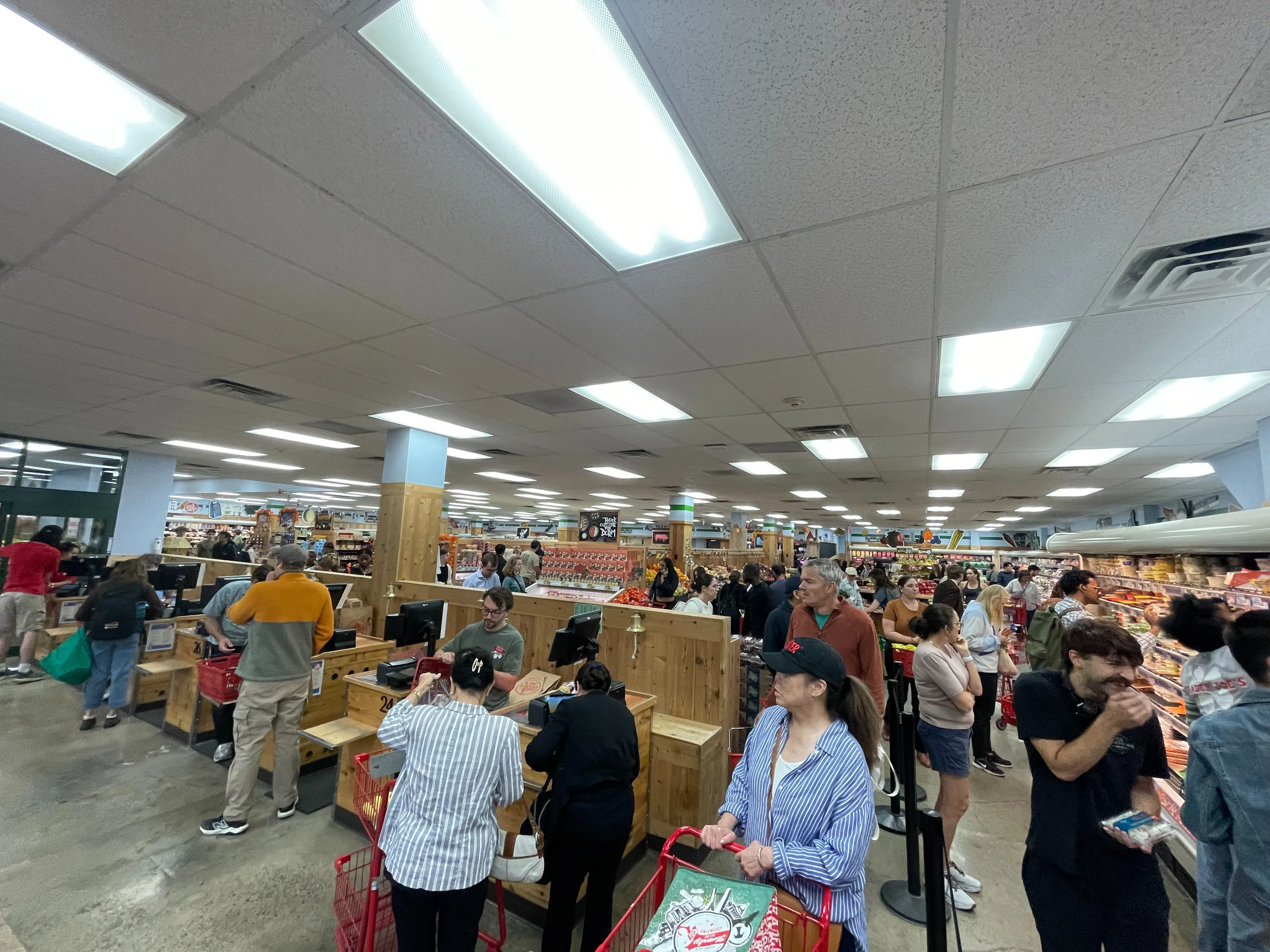 Trader Joe‘s在波士顿Brookline的店人山人海，气氛欢愉，当中有不少是去朝圣的旅客。（林方伟摄）