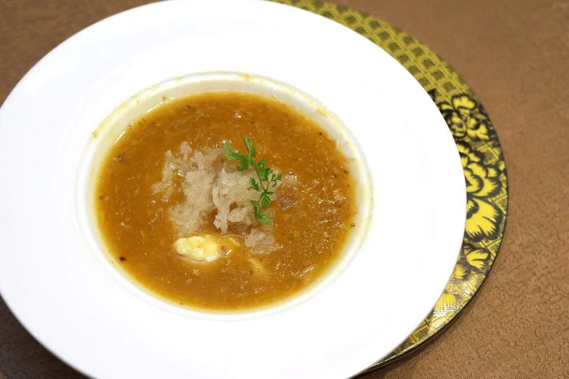 浓郁奢华的浓鸡汤大闸蟹粉芙蓉燕窝。（萧紫薇摄）