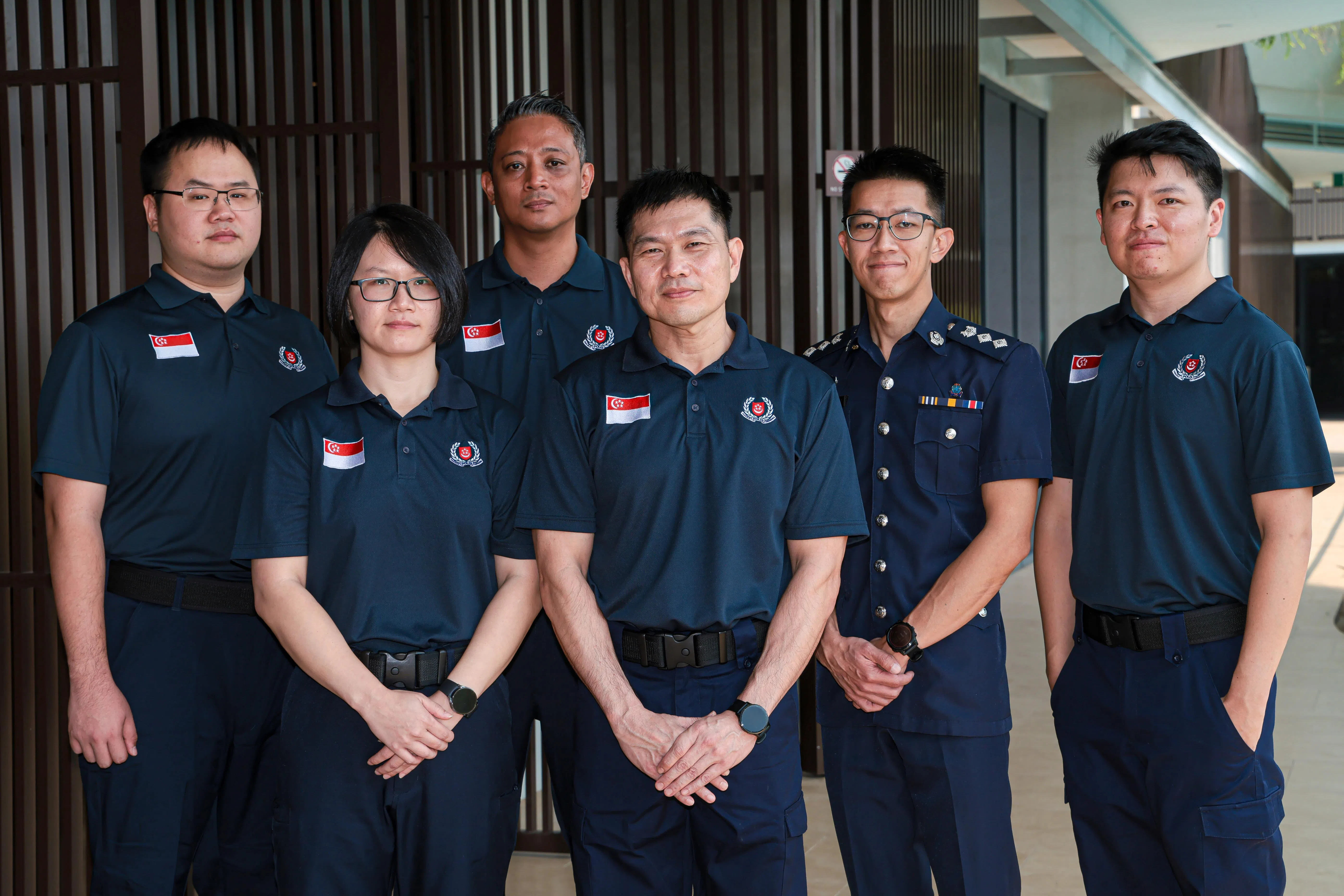 新加坡派往尼泊尔救灾的35人队伍，已于9月18日安全返回新加坡。其中六名队员包括：卫生科学局法医郭佳威（左起）、刑事侦查局专门罪案调查组高级调查员陈姵珊助理警监、裕廊警署调查组专门罪案外勤支援人员哈斯林（Hasrin Bin Hasmoon）、警察国民服役局副局长陈汉隆助理警察总监、行动局应急规划署行动官朱振樑警监，以及内政科技局指纹辨认专家杨亨伟。（李冠卫摄）