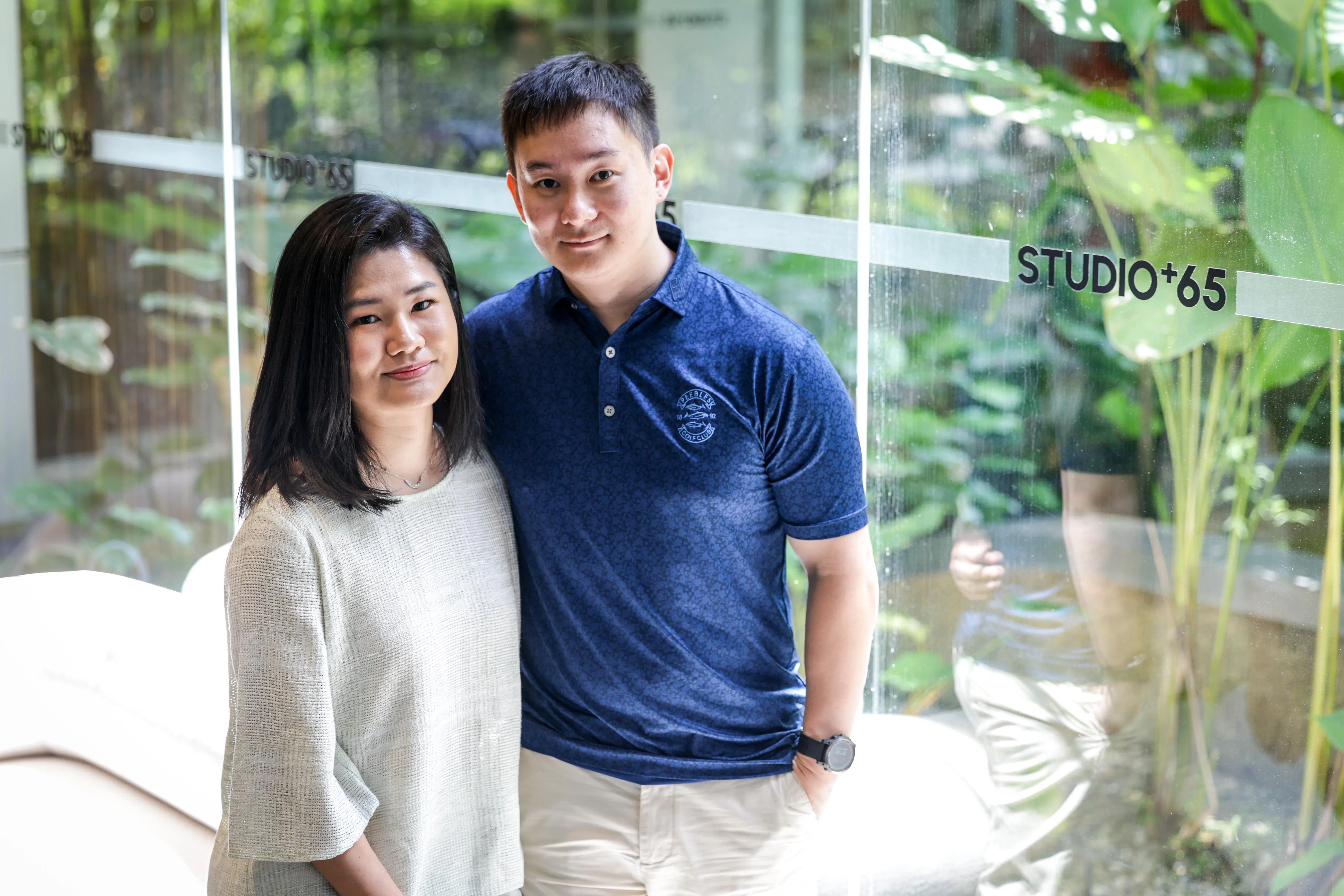 虽然用华语交流，郑鹊（左）和白承正初识时，有时也会因表达方式不同闹出笑话。（叶振忠摄）