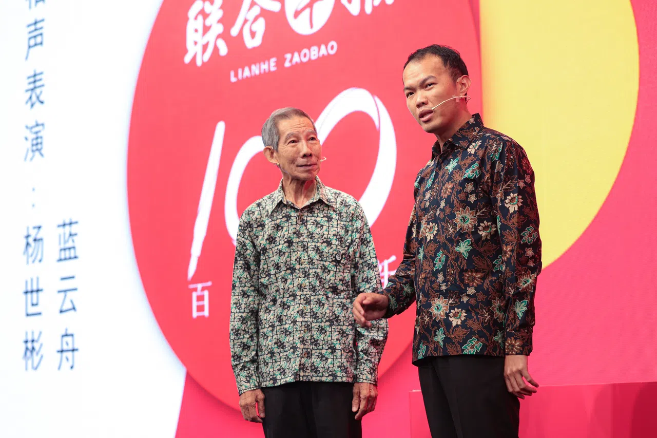 杨世彬（左）与蓝云舟（右）于中秋夜，在《联合早报》报庆晚宴上呈献一出特为早报创作的相声《百年如新》。（李冠卫摄）