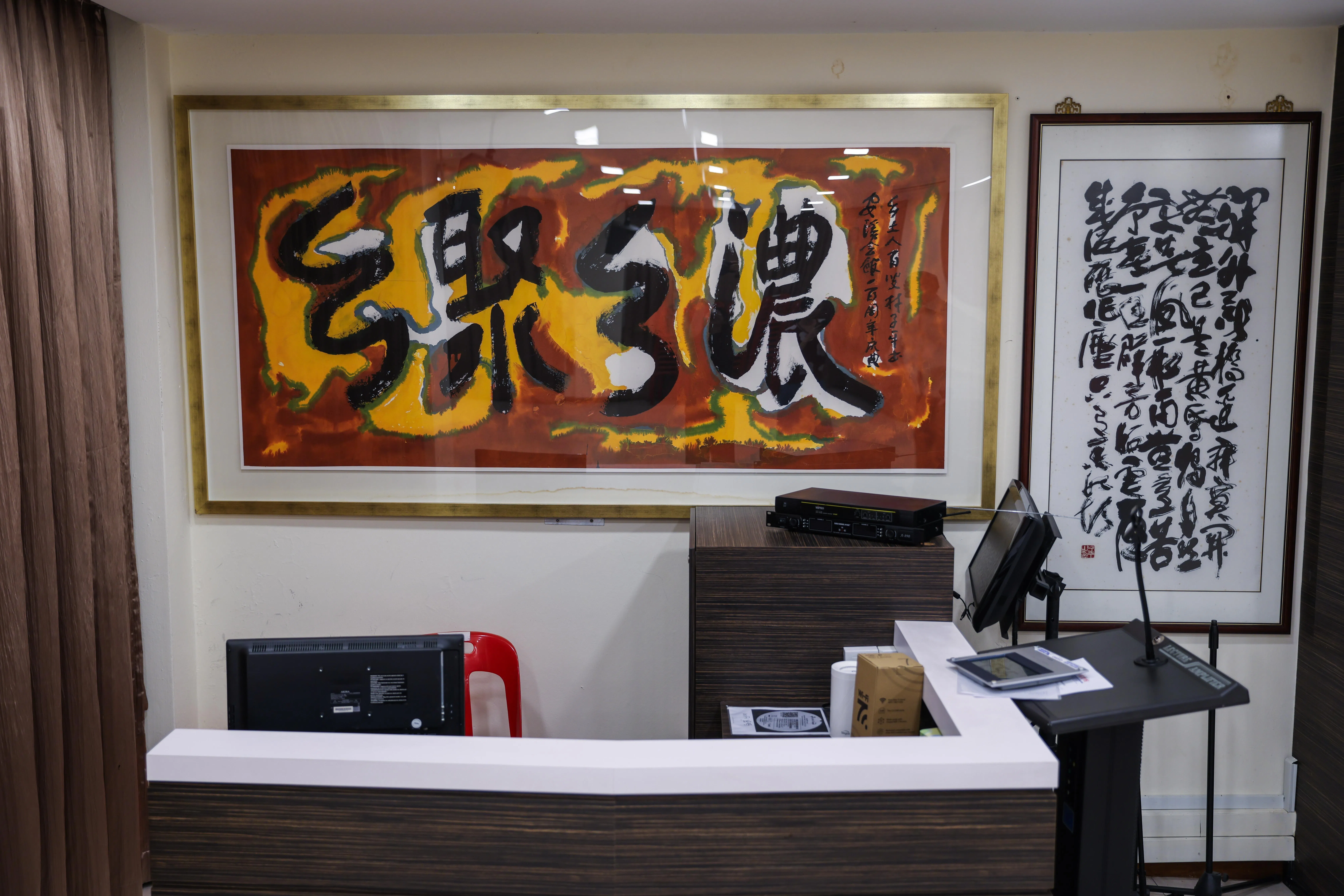 2022年安溪会馆庆祝成立百年，林子平相赠一幅《乡聚乡浓》字画。（白艳琳摄）