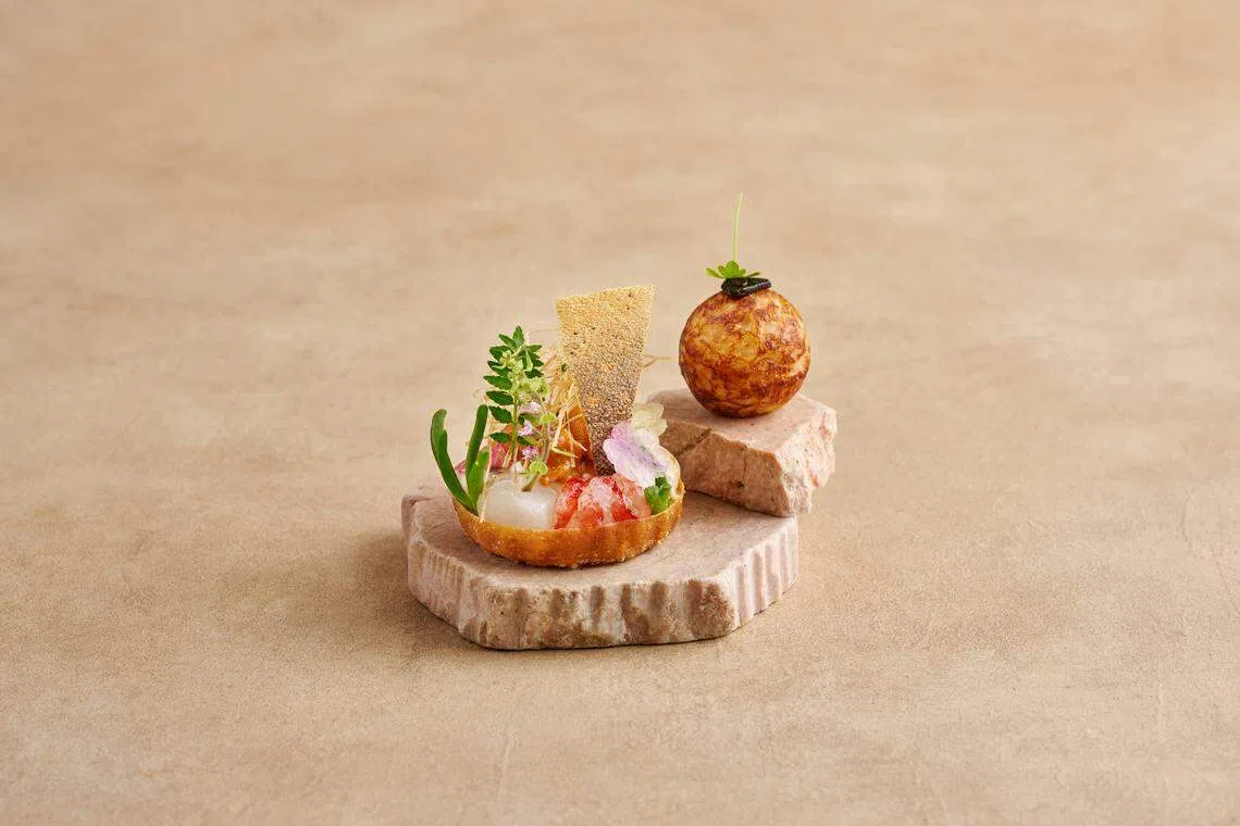 开胃菜组合海鲜挞和马铃薯小球，让人眼前一亮。（餐馆提供）