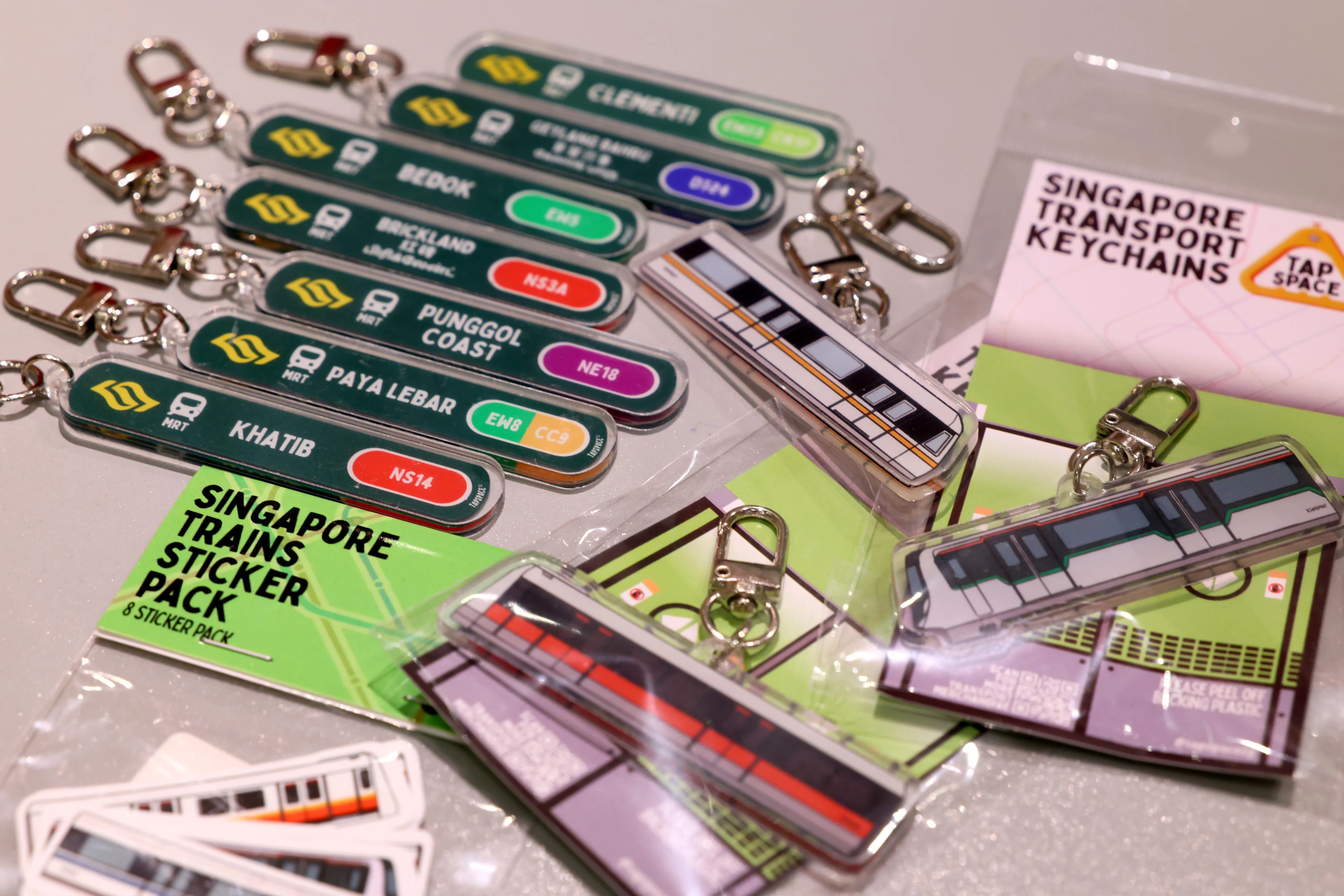 Tap Space以新加坡地铁文化为灵感，设计特色文创产品。（龙国雄摄）