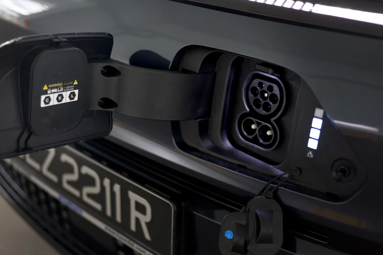 充电端口位于LED日间行车灯条下方，右边有一排灯显示电量。（龙国雄摄）