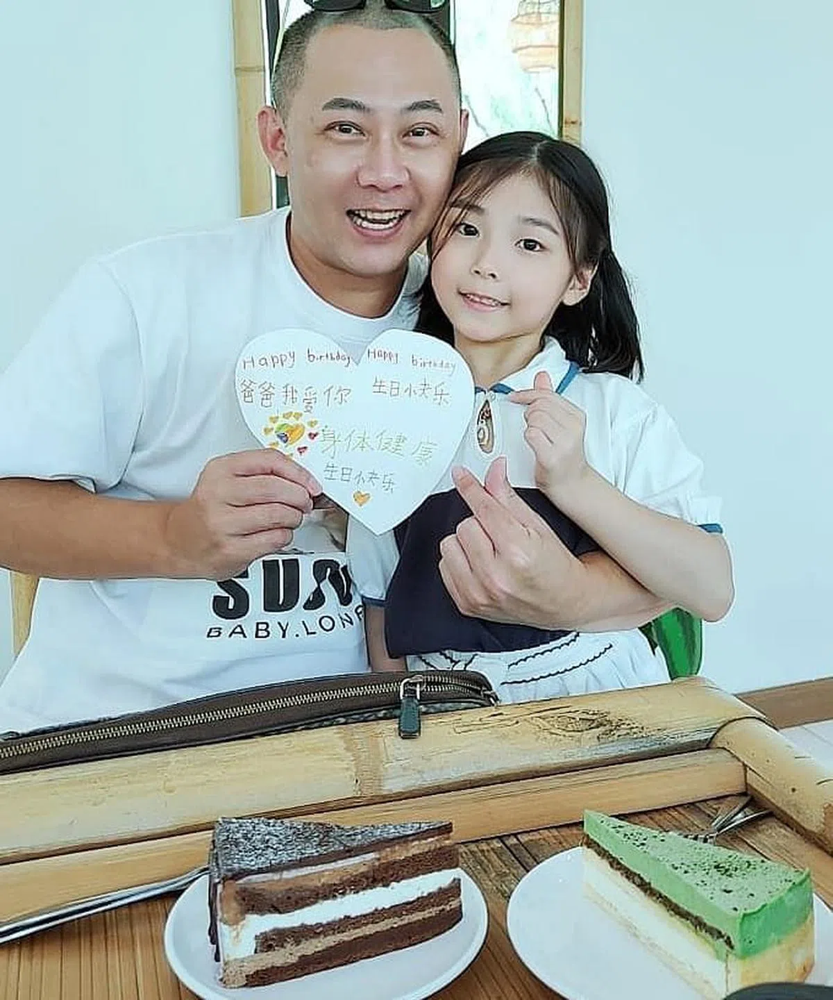 姚彣隆与爱女。 （受访者提供）