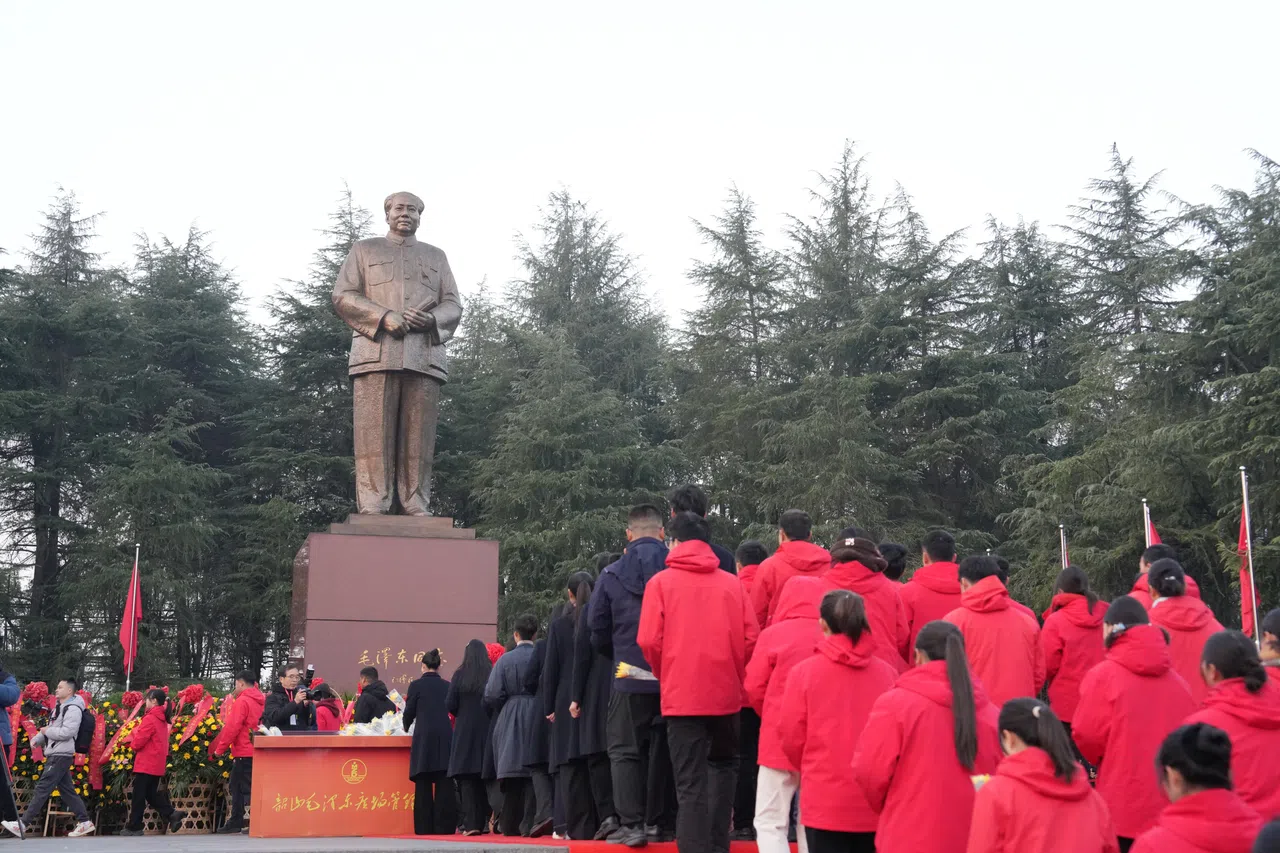 星期五（12月26日）是中共已故开国领导人毛泽东132周年诞辰纪念日。中国各界人士代表当天在湖南韶山向毛泽东铜像献花。（中新社）