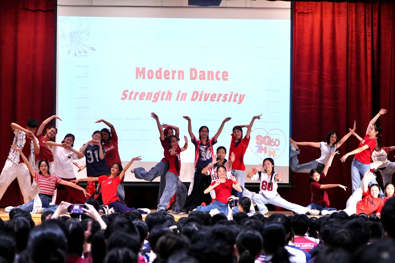 舞蹈团在台上热情奔放地起舞。（淡滨尼美廉初院摄影俱乐部提供）