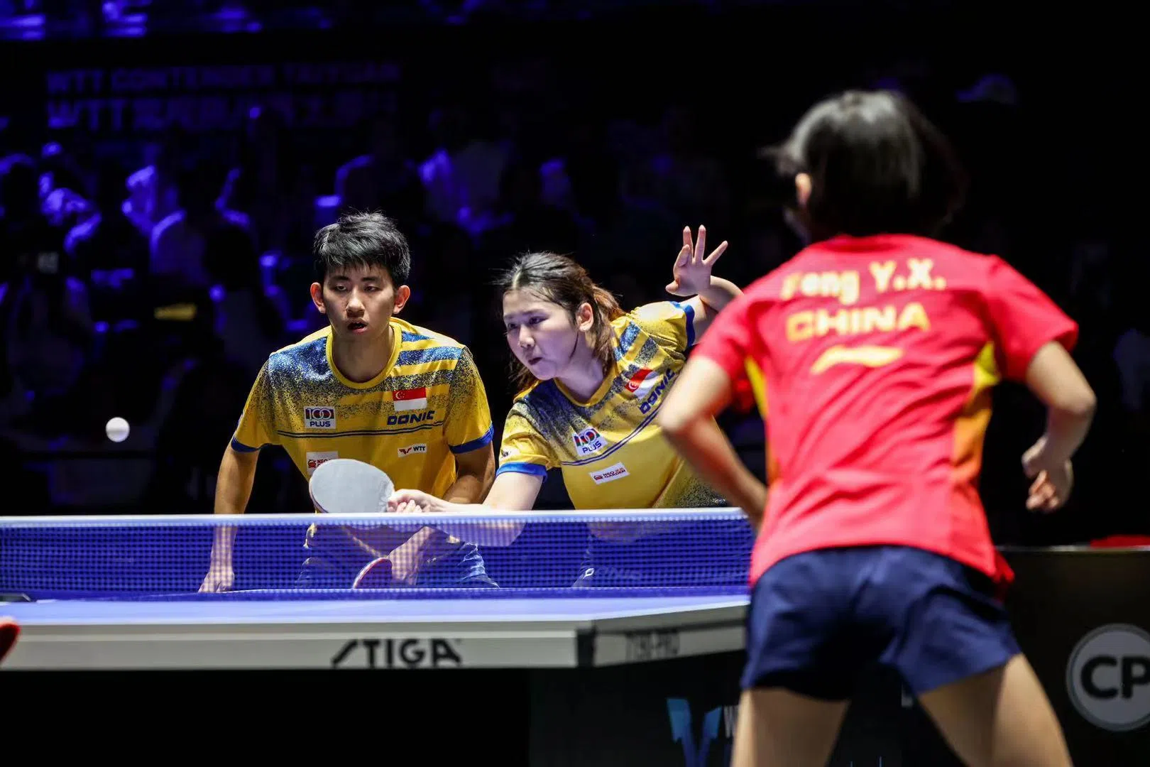 冯耀恩（左）和王歆茹以3比2战胜中国选手陈垣宇／冯怡璇，打进混双复赛。（WTT组委会提供）