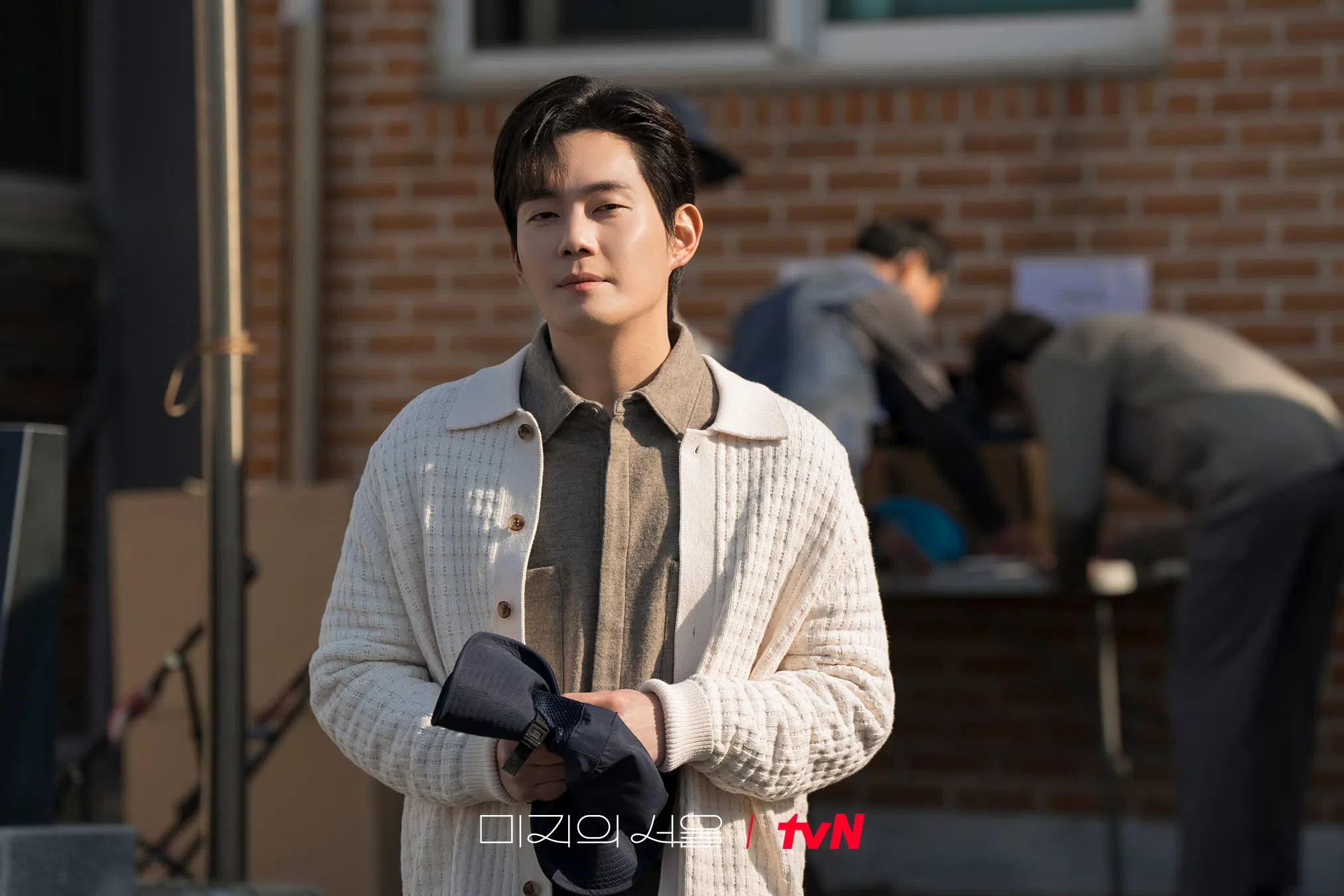 刘庆秀扮演草莓农场主人韩世振，是一个看似放纵任性的“怪咖”。（取自tvN drama脸书）