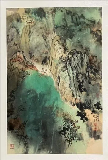 何明亮的泼彩山水画。（画廊提供）