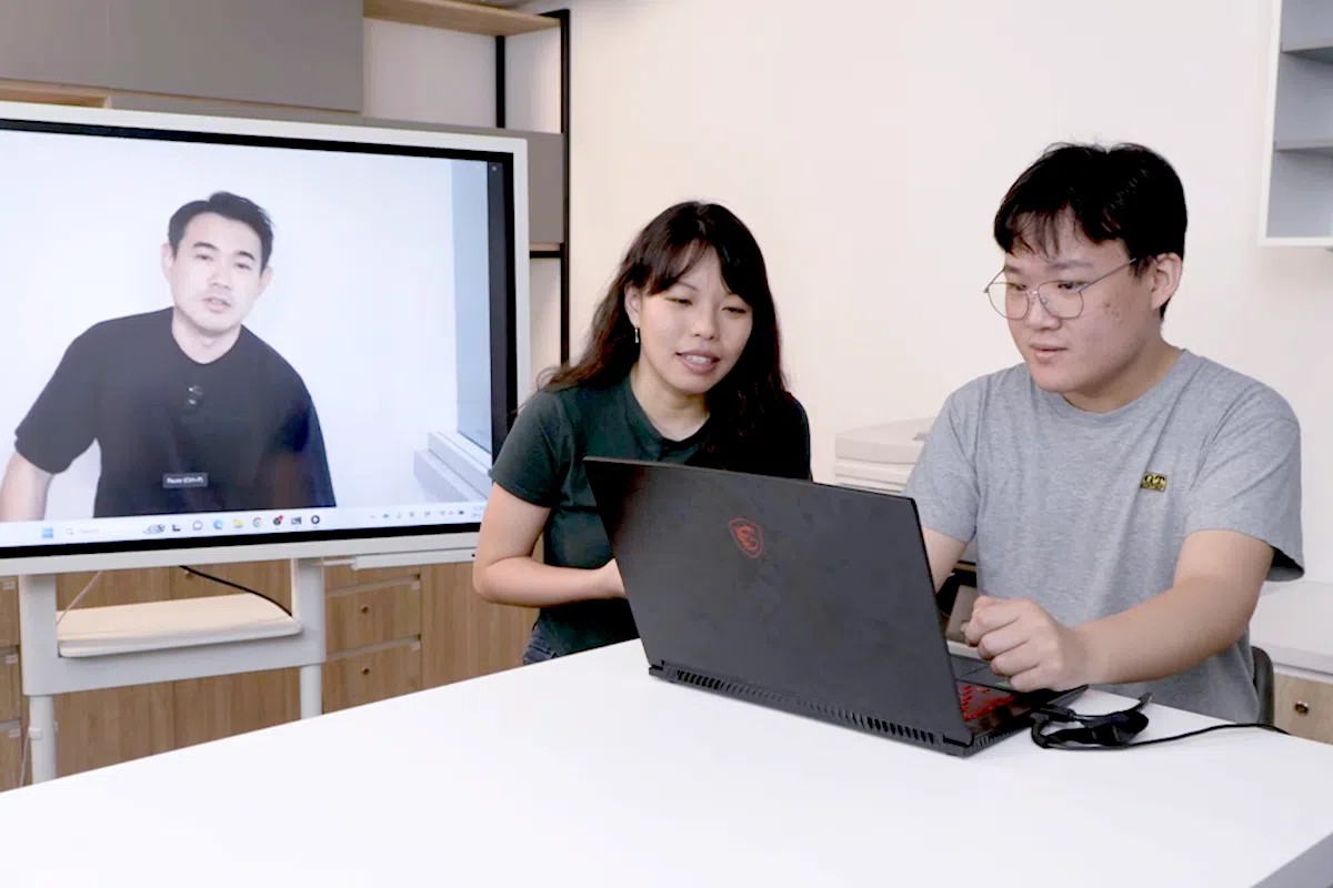 国大互联网与社区共信研究中心研究助理孙逸群（右）说，制作深伪视频并不复杂，仅是一张线上会议的头像就足够作为素材。（视频截图）