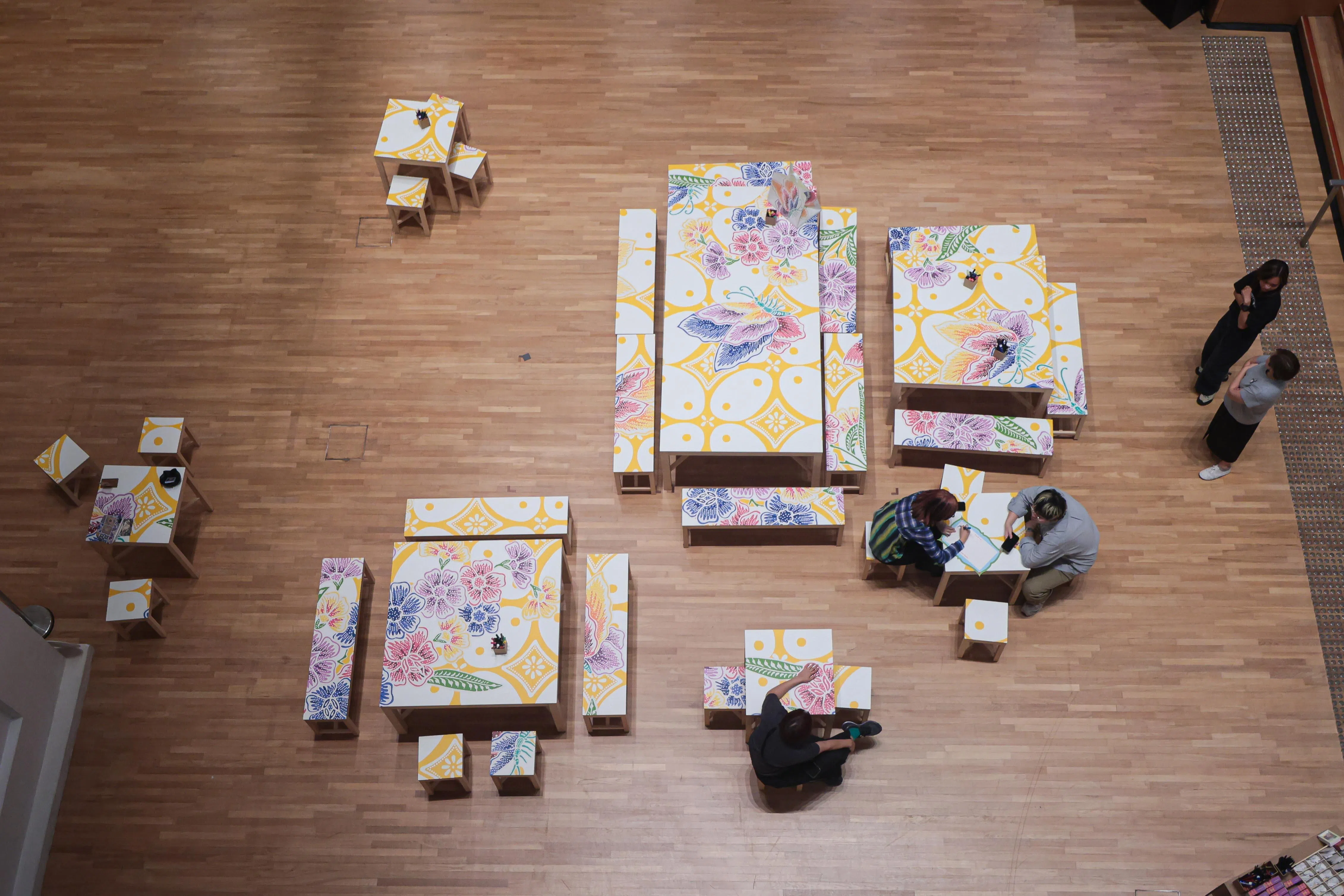 从高角度看新加坡国家美术馆内“无题聚会”的装置艺术，这件作品由多个木质家具组成，公众可参与其中随意坐卧，或者自由移动重组家具，创造出不断变换的空间构图。（李冠卫摄）
