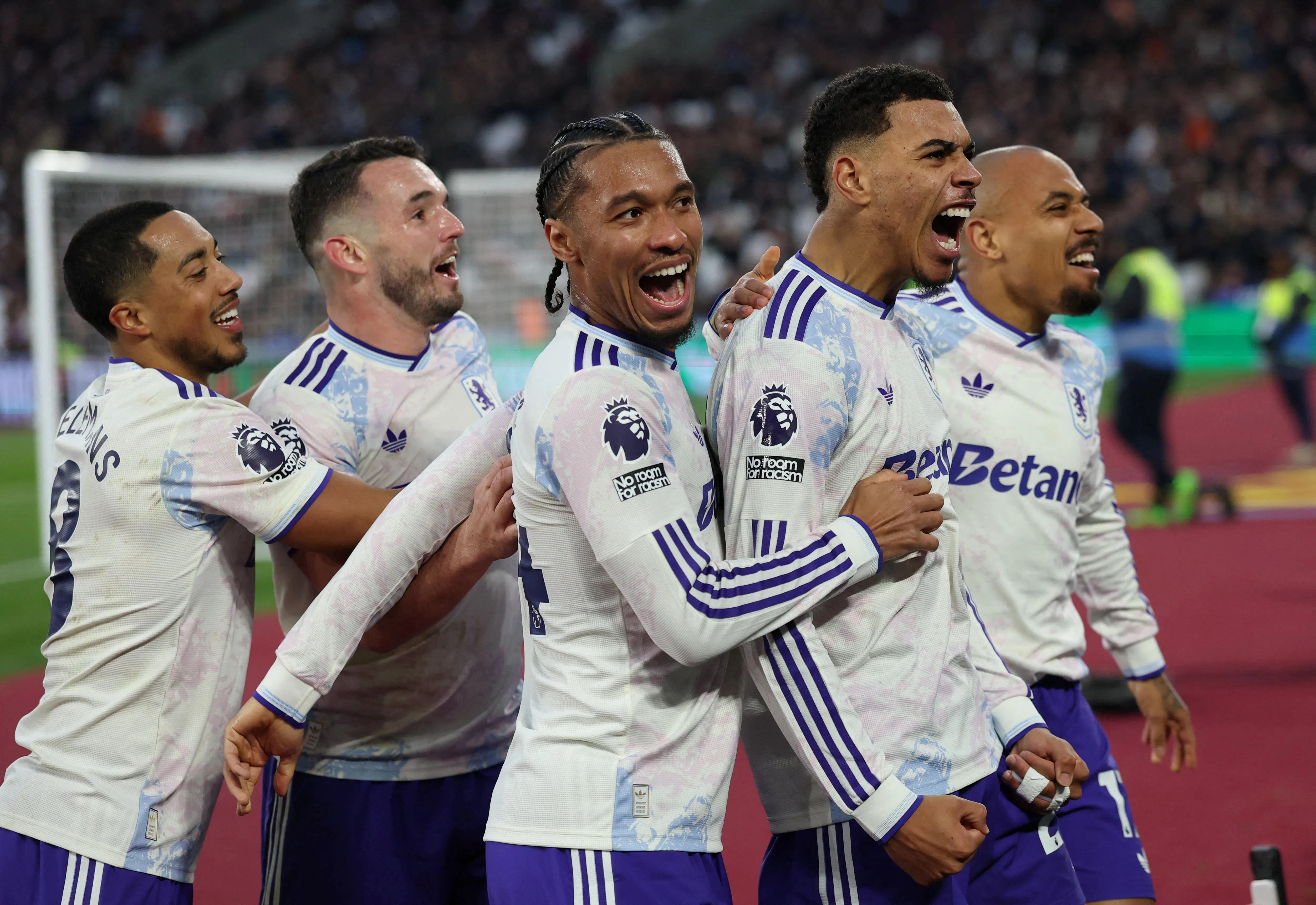 罗杰斯（右二）下半场连进两球，改变比赛，助维拉以3比2逆战战胜西哈姆。（路透社）