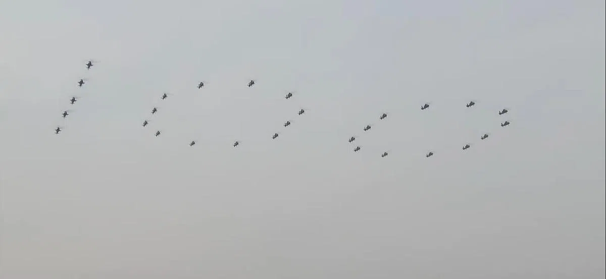 中国军机组成“100”字形，飞过天安门广场上空。（央视Youtube视频截图）