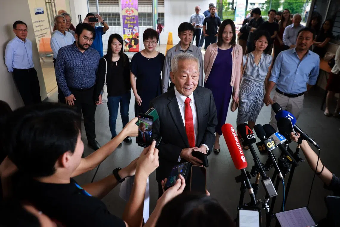 新加坡政府投资公司前首席投资官黄国松（前）7月19日上午11时在未婚妻刘以真（后排右三）和家人的陪同下，到选举局领取候选人合格证书申请表格。（海峡时报）