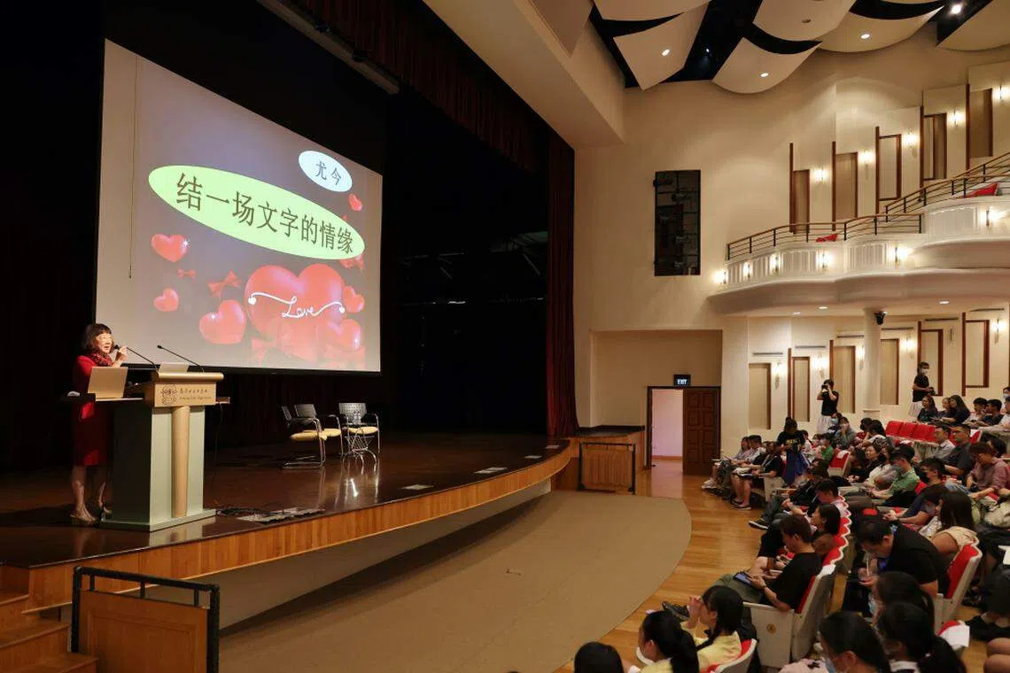 本地作家尤今的讲座内容让学生受益匪浅，也让大家明白为什么用心去感受会带来不一样的答案及无穷无尽的素材。（南洋影音学会摄）