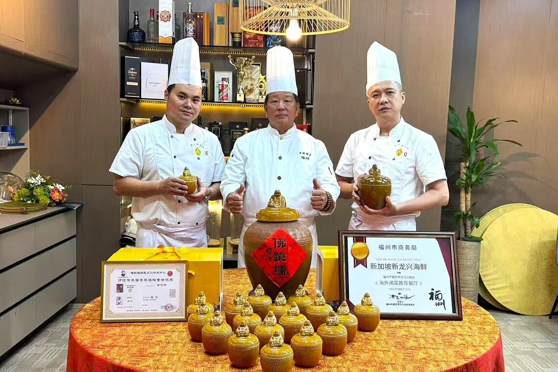 中国佛跳墙嫡系第三代传人郭克赐（中）收新龙兴海鲜老板陈文凯（右）及主厨张龙为徒。（陈文凯提供）